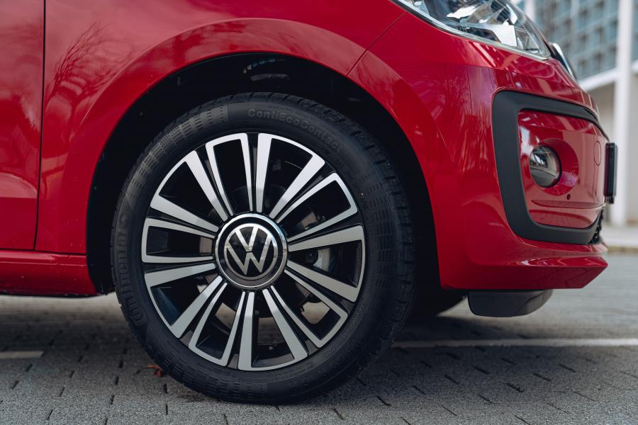 Колеса Volkswagen up! Black Edition 2020 года  (UK) (фото 11 из 40)
